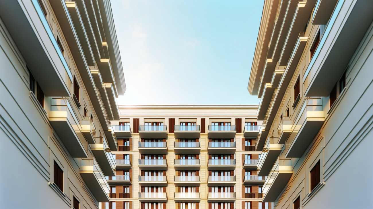 Facciata di un condominio moderno italiano con balconi e finestre, luce naturale